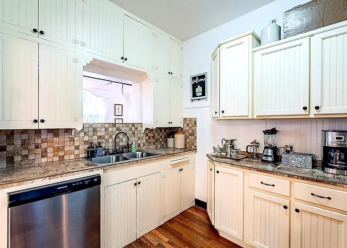 Сasa de vacaciones Mesquite Manor - Historic 3bd 2ba Bungalow, Steps To Uofa