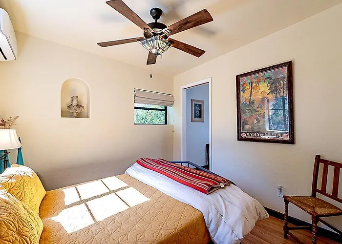 Сasa de vacaciones Mesquite Manor - Historic 3bd 2ba Bungalow, Steps To Uofa *