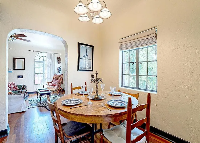 Mesquite Manor - Historic 3bd 2ba Bungalow, Steps To Uofa Сasa de vacaciones