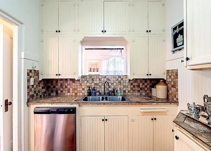 Сasa de vacaciones Mesquite Manor - Historic 3bd 2ba Bungalow, Steps To Uofa *