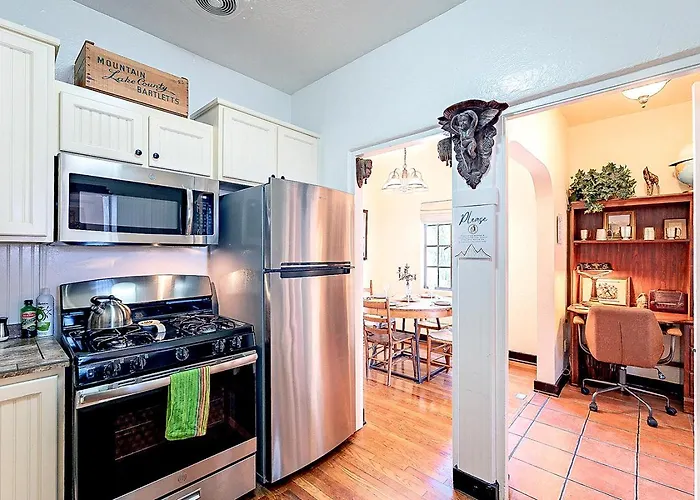 Сasa de vacaciones Mesquite Manor - Historic 3bd 2ba Bungalow, Steps To Uofa Tucson