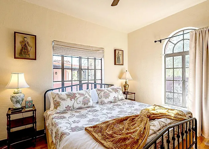 Mesquite Manor - Historic 3bd 2ba Bungalow, Steps To Uofa Сasa de vacaciones