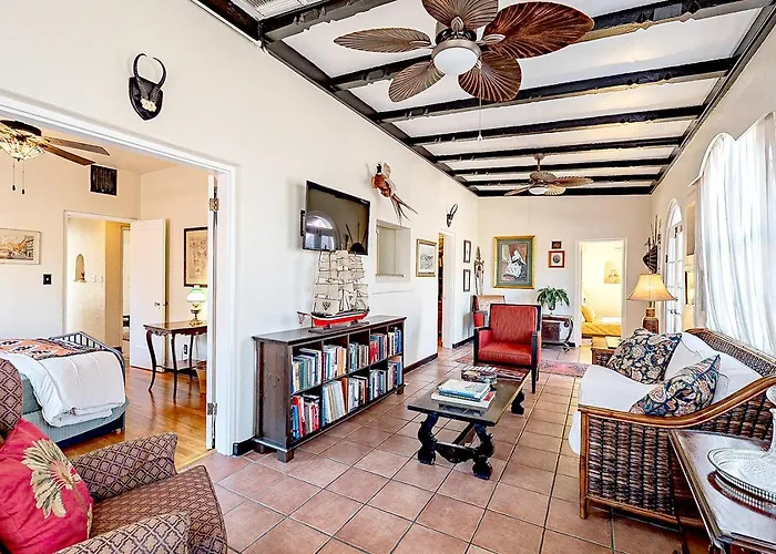 Сasa de vacaciones Mesquite Manor - Historic 3bd 2ba Bungalow, Steps To Uofa