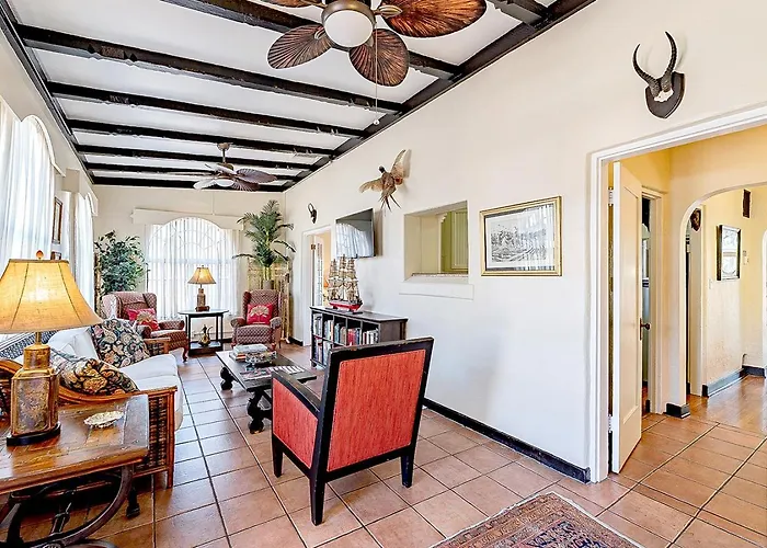Сasa de vacaciones Mesquite Manor - Historic 3bd 2ba Bungalow, Steps To Uofa