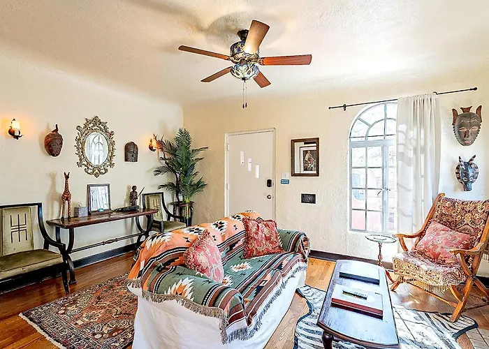 Сasa de vacaciones Mesquite Manor - Historic 3bd 2ba Bungalow, Steps To Uofa